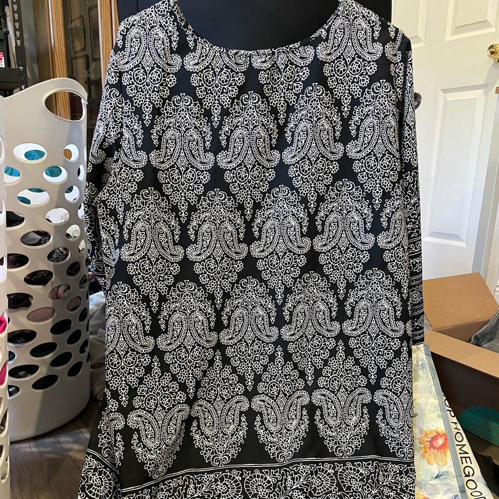 Cute shift dress; blackish grey and white 1X